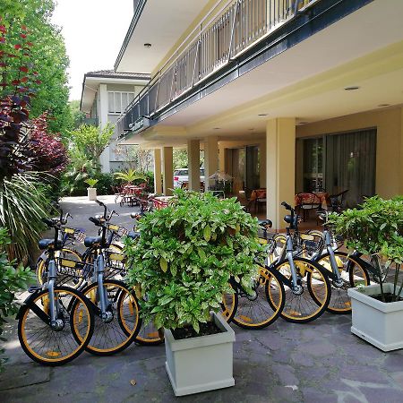 Hotel Devon Rooms & Breakfast Чезенатико Экстерьер фото