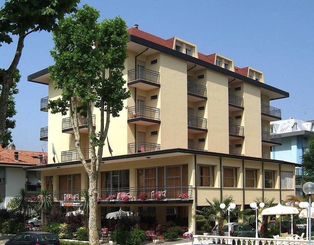 Hotel Devon Rooms & Breakfast Чезенатико Экстерьер фото