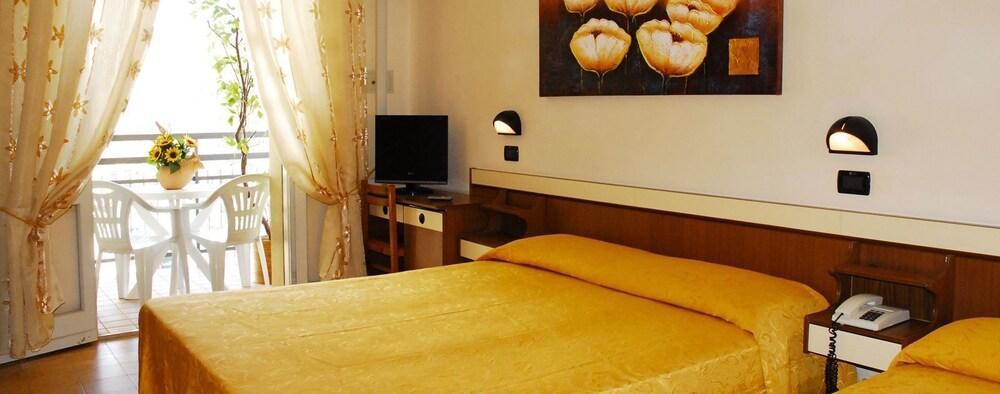 Hotel Devon Rooms & Breakfast Чезенатико Экстерьер фото