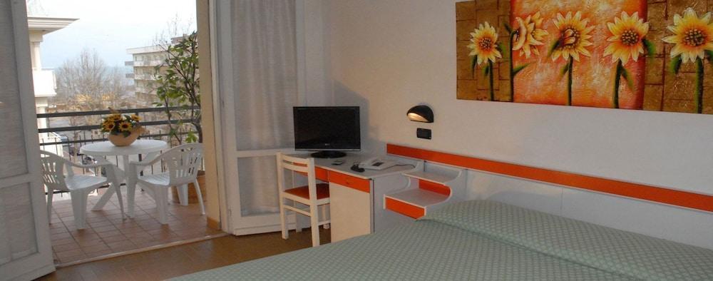 Hotel Devon Rooms & Breakfast Чезенатико Экстерьер фото