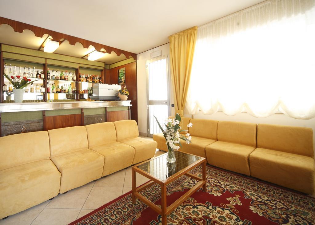 Hotel Devon Rooms & Breakfast Чезенатико Экстерьер фото