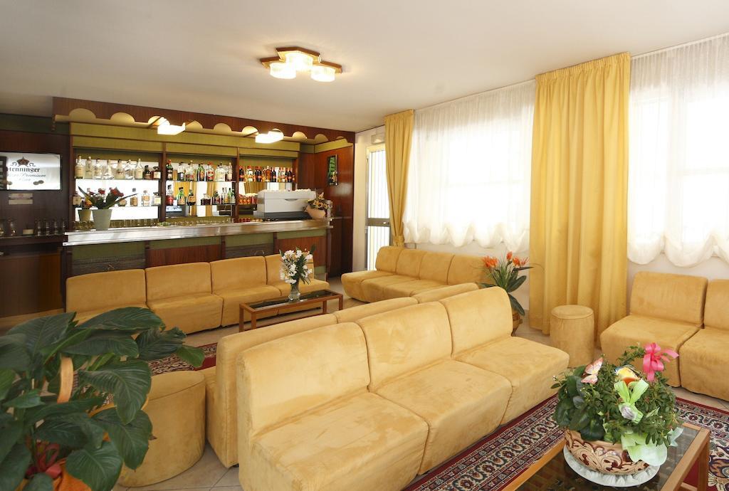Hotel Devon Rooms & Breakfast Чезенатико Экстерьер фото