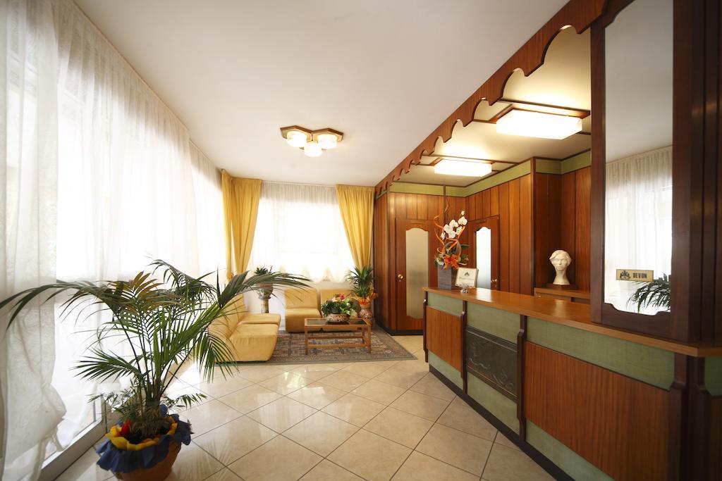 Hotel Devon Rooms & Breakfast Чезенатико Экстерьер фото
