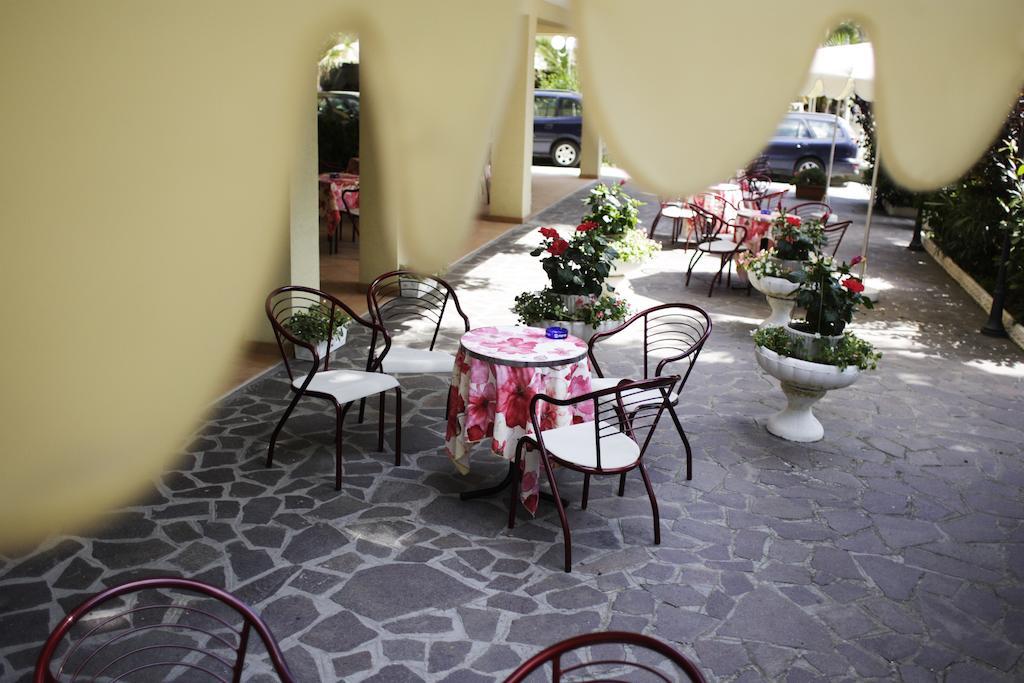 Hotel Devon Rooms & Breakfast Чезенатико Экстерьер фото