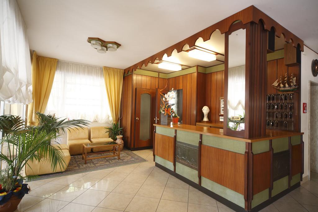 Hotel Devon Rooms & Breakfast Чезенатико Экстерьер фото