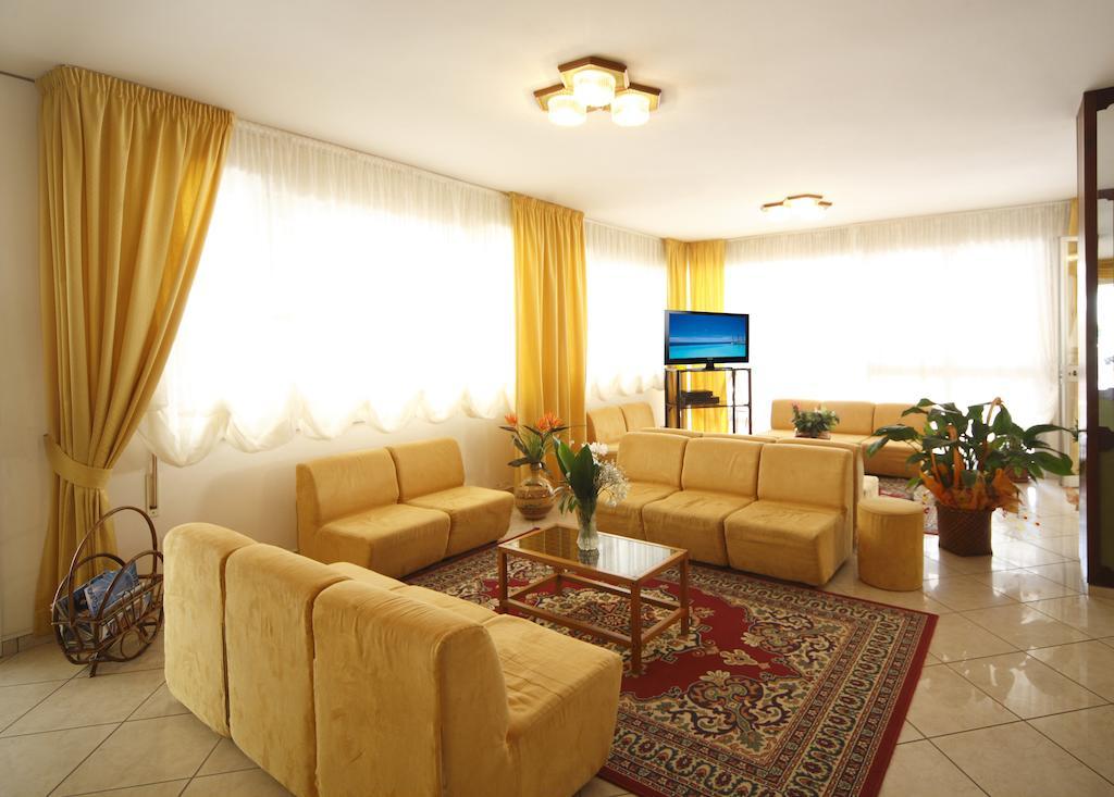 Hotel Devon Rooms & Breakfast Чезенатико Экстерьер фото