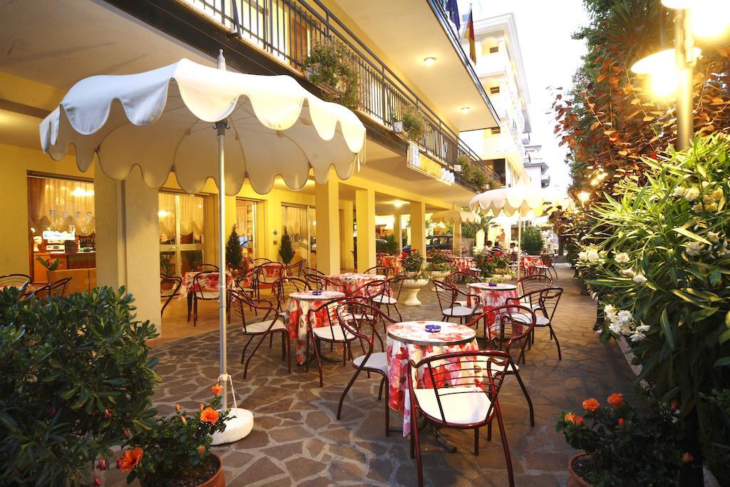 Hotel Devon Rooms & Breakfast Чезенатико Экстерьер фото