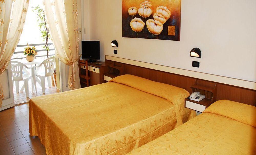 Hotel Devon Rooms & Breakfast Чезенатико Экстерьер фото
