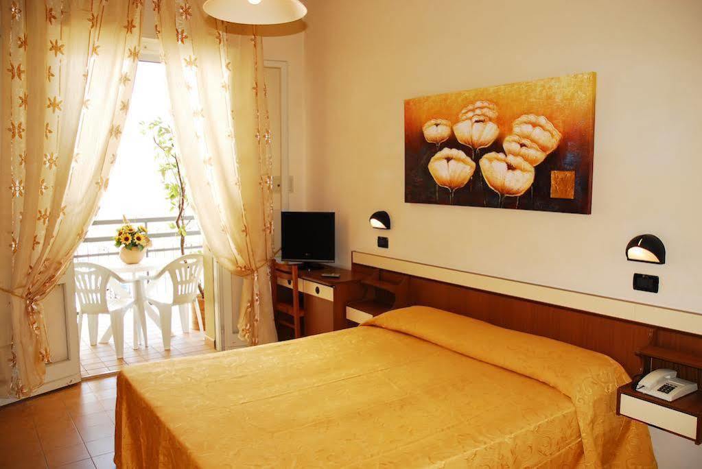 Hotel Devon Rooms & Breakfast Чезенатико Экстерьер фото