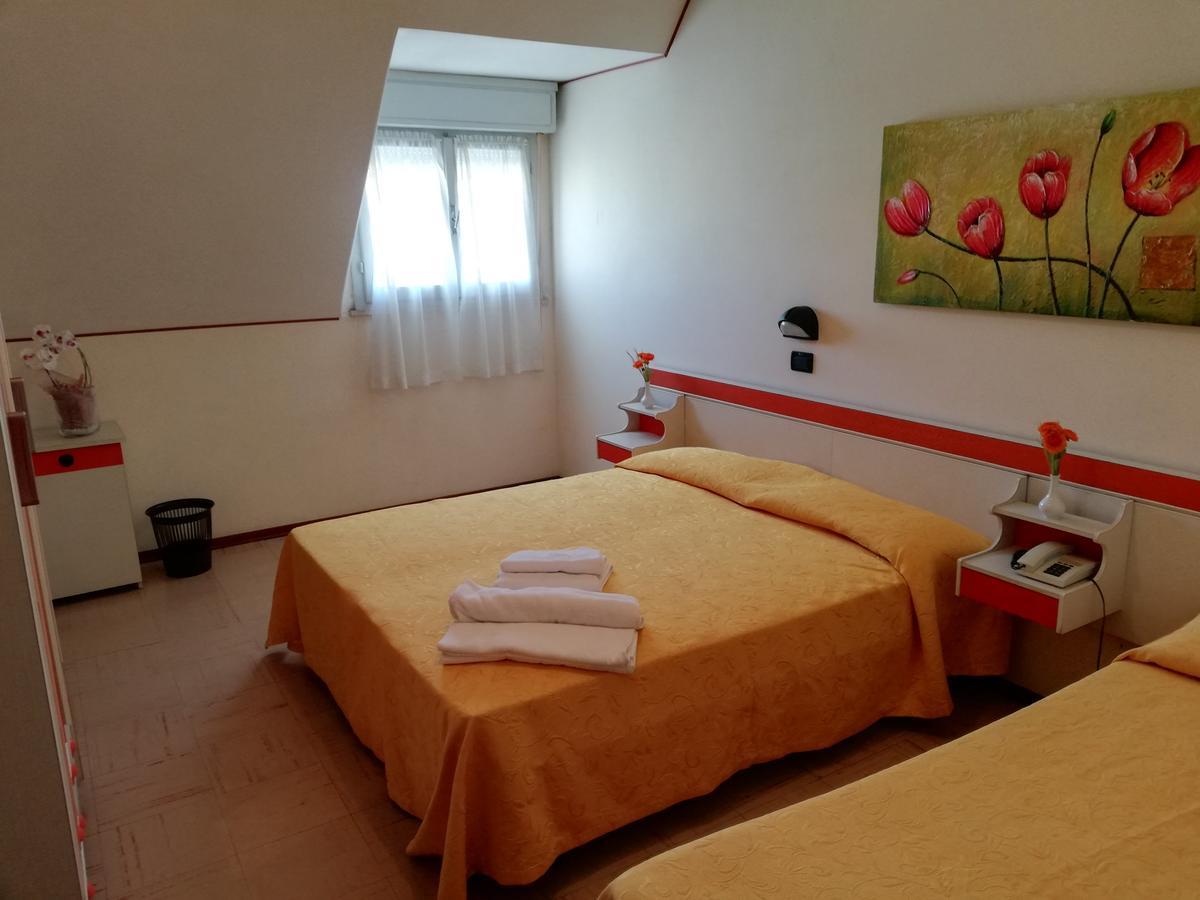 Hotel Devon Rooms & Breakfast Чезенатико Экстерьер фото