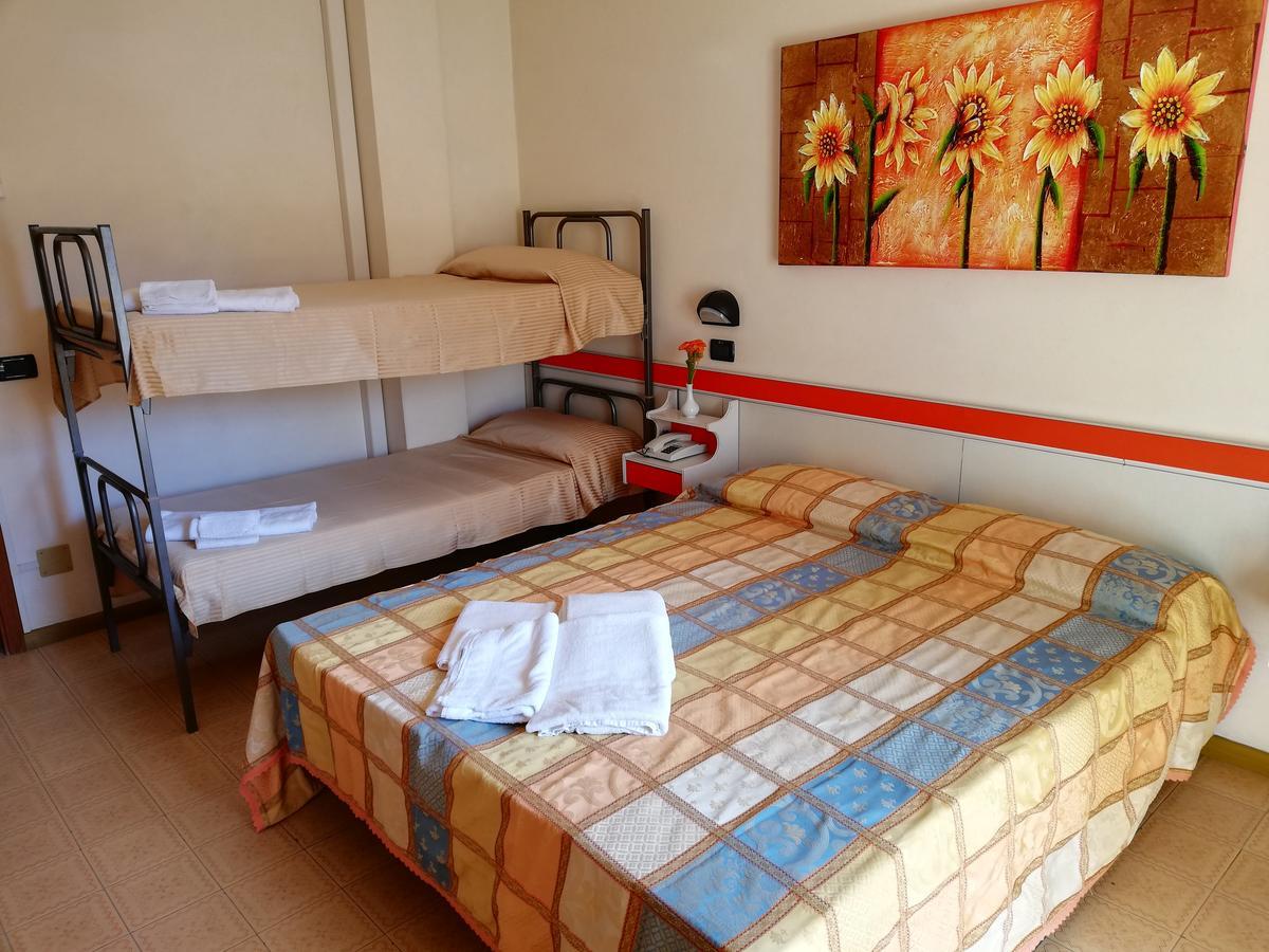 Hotel Devon Rooms & Breakfast Чезенатико Экстерьер фото