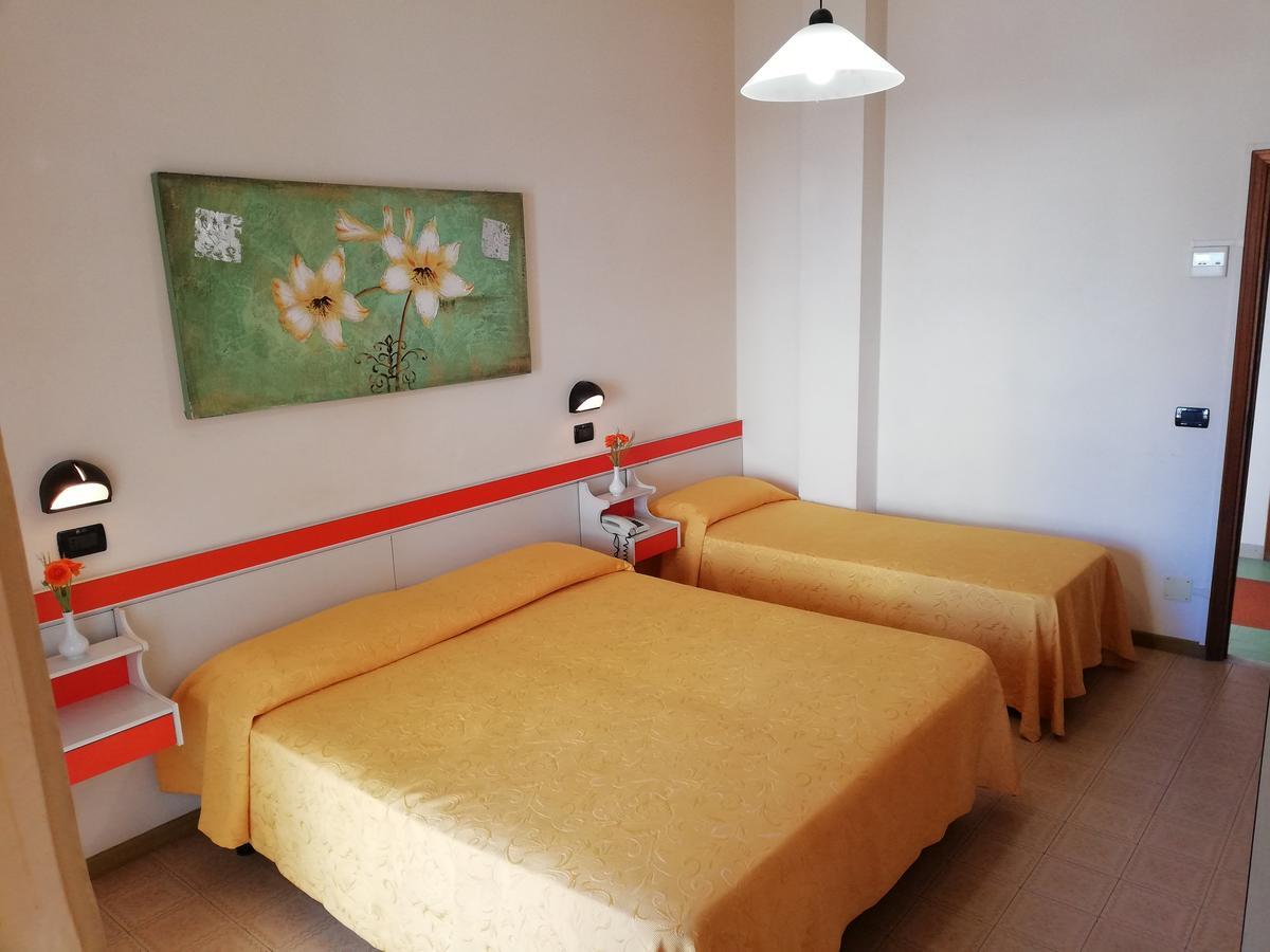 Hotel Devon Rooms & Breakfast Чезенатико Экстерьер фото