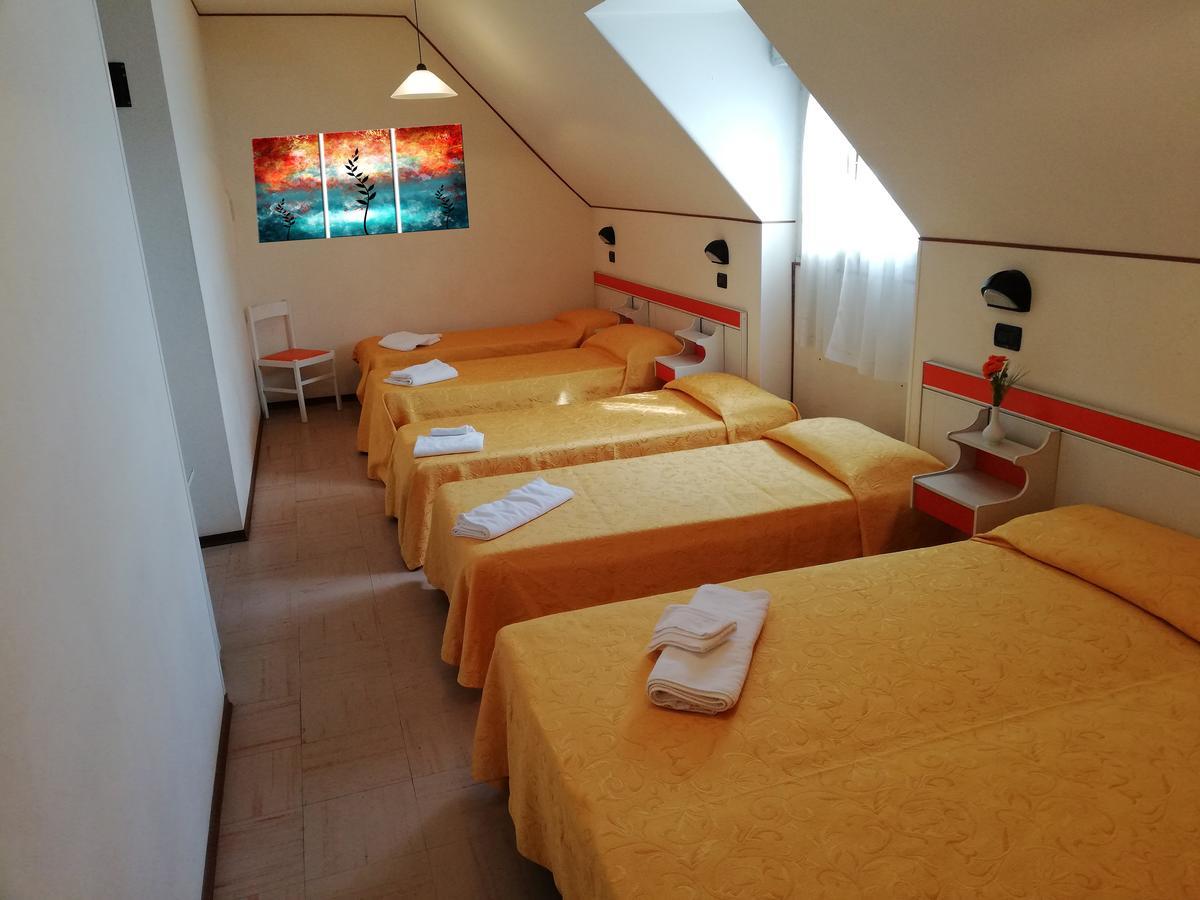 Hotel Devon Rooms & Breakfast Чезенатико Экстерьер фото