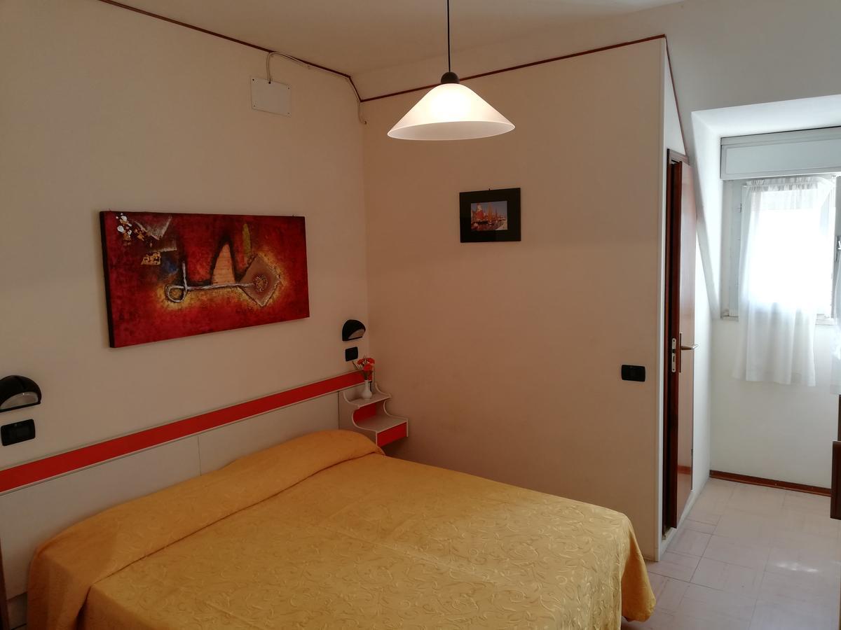 Hotel Devon Rooms & Breakfast Чезенатико Экстерьер фото