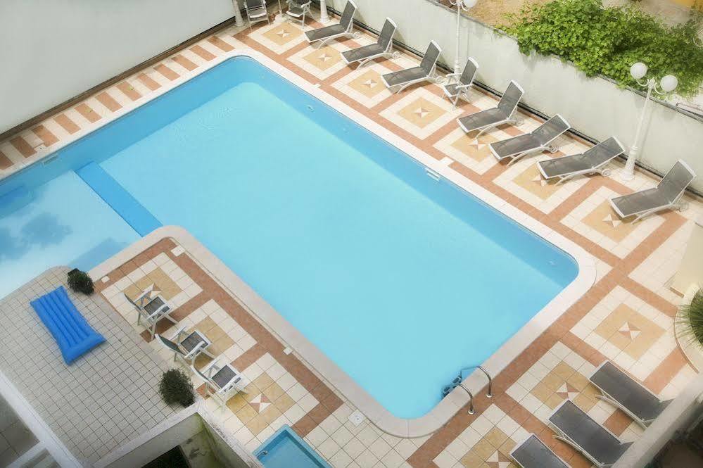Hotel Devon Rooms & Breakfast Чезенатико Экстерьер фото
